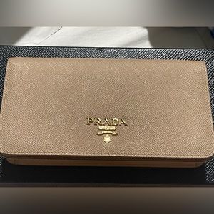 Like new only used it twice come with its box. Wallet/purse